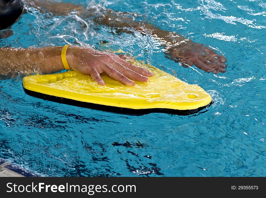 Man Using A Buoy To Train In Swimming Techniek