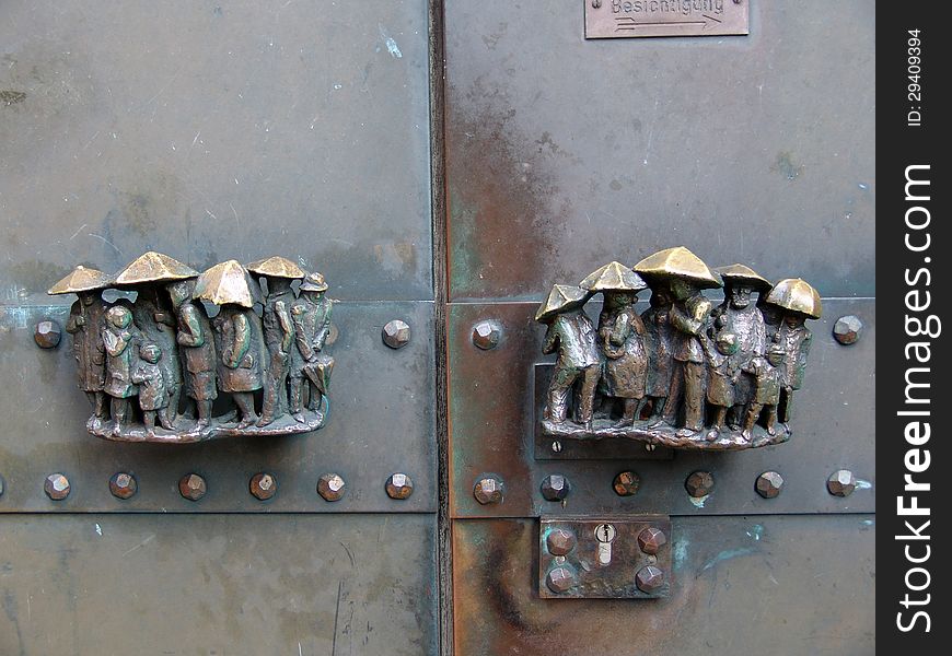 Ð¢he original doors handle on an entrance gate