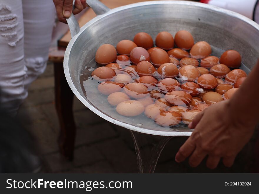 The protein in hard-boiled eggs also works alongside vitamin D to encourage bone development, as well as benefit the teeth, and even the general growth of the baby during pregnancy. Hard-boiled egg whites are healthier than some other forms. After boiling, remove the yolk to enjoy a low-cholesterol snack.