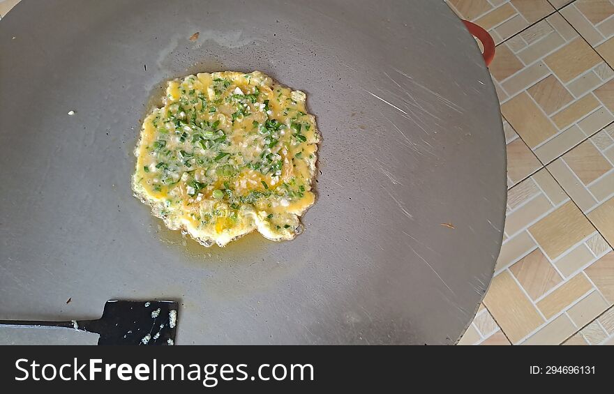 Omelette seasoned with spicy spices and vegetables