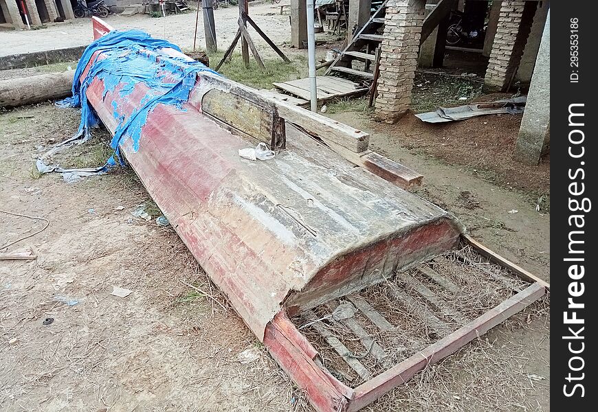 Old fishing boats are stranded on the riverbank and are no longer used. Old fishing boats are stranded on the riverbank and are no longer used