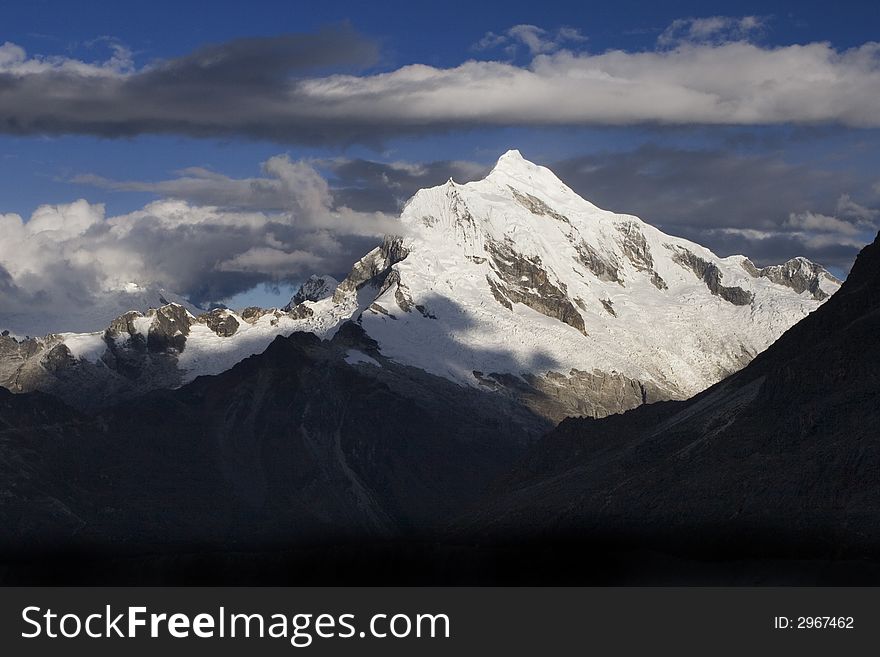 Andes, Cordillera Blanca, Chopicalqui (6354 m). Andes, Cordillera Blanca, Chopicalqui (6354 m)