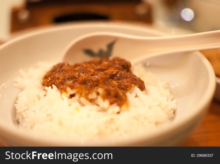 Rice in a bowl with minced meat toppings