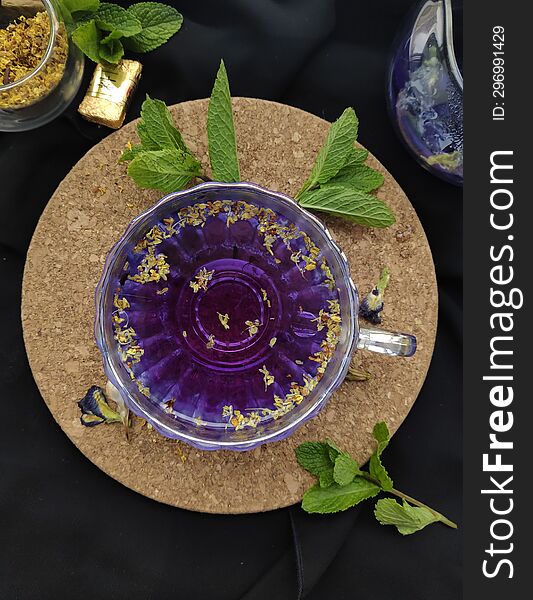 Purple Anchan tea with osmanthus flowers and mint
