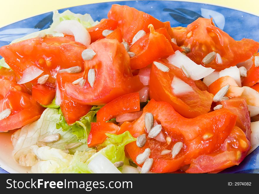 Tomato-lettuce salad with seeds of sunflower