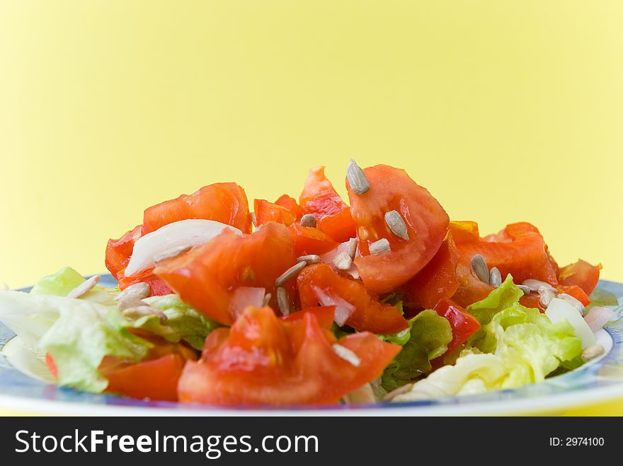 Tomato-lettuce salad with seed