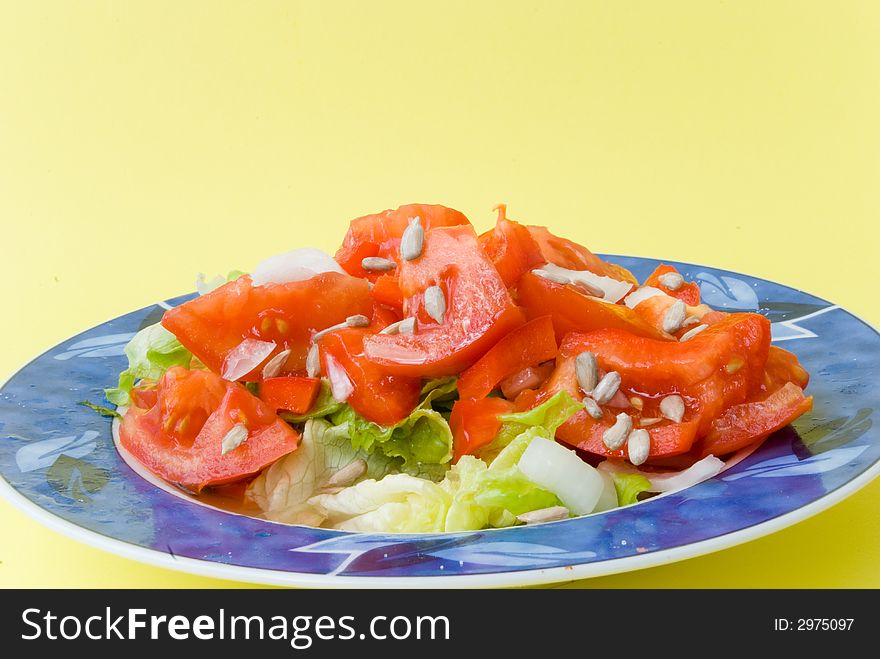 Tomato-lettuce salad with seeds of sunflower