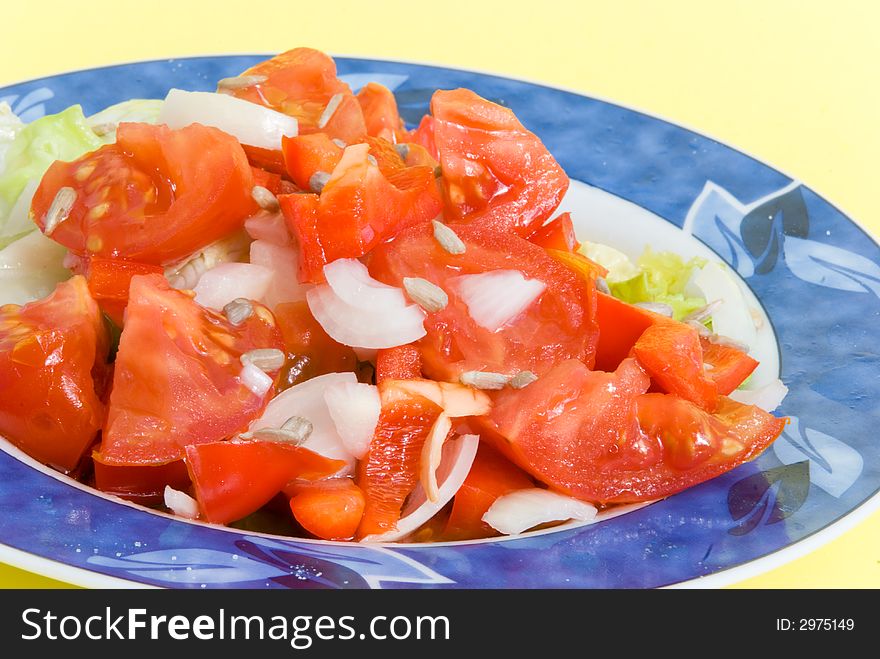 Tomato-lettuce salad with seed