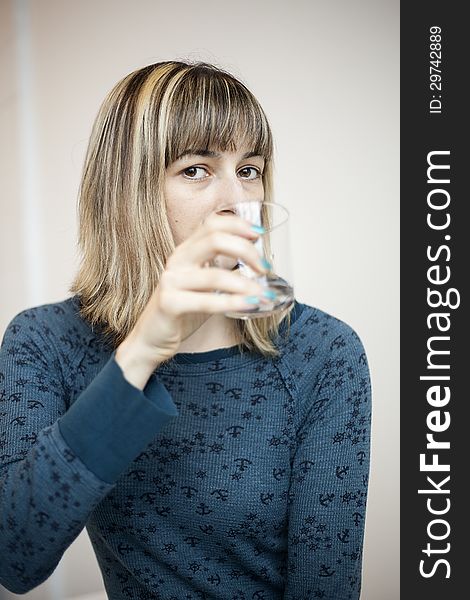 Beautiful young woman drinking water in the morning.