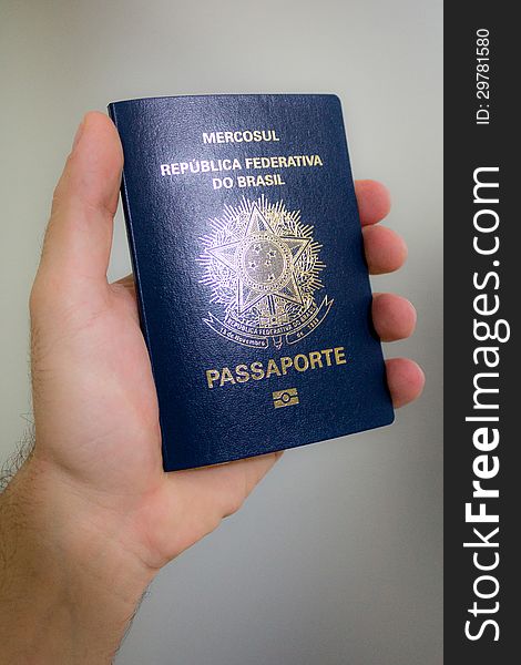 Holding a brazilian passport - previous model