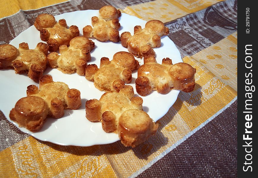 Teddy bear cakes on plate