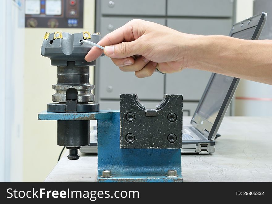 Prepare face milling tool for use on computer NC machine