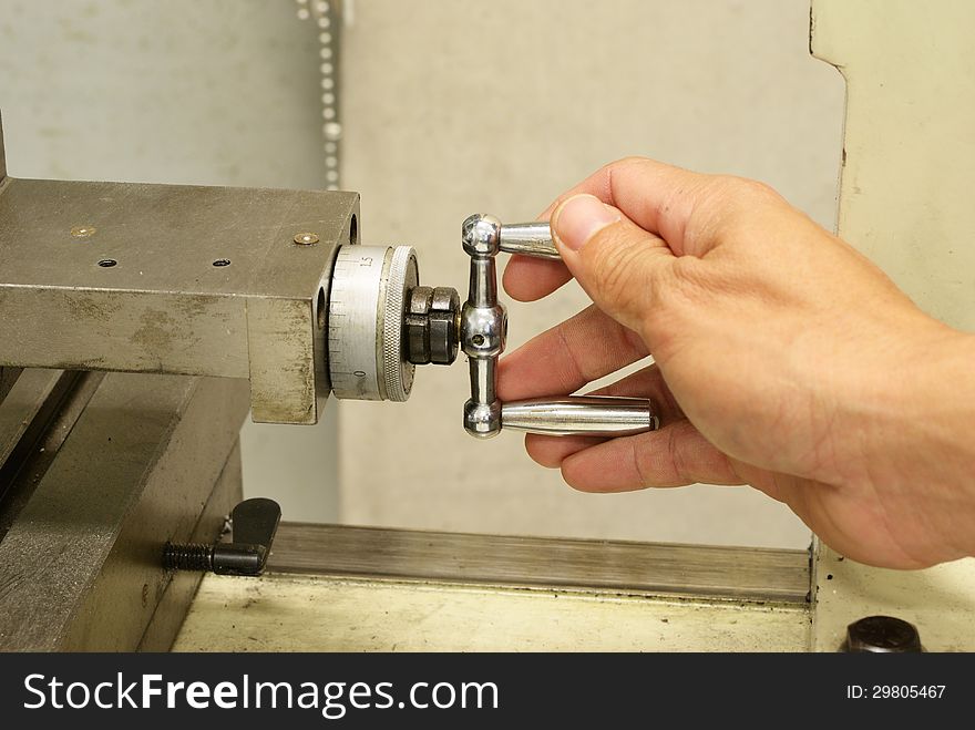 The hand spin the precission wheel on mini lathe machine