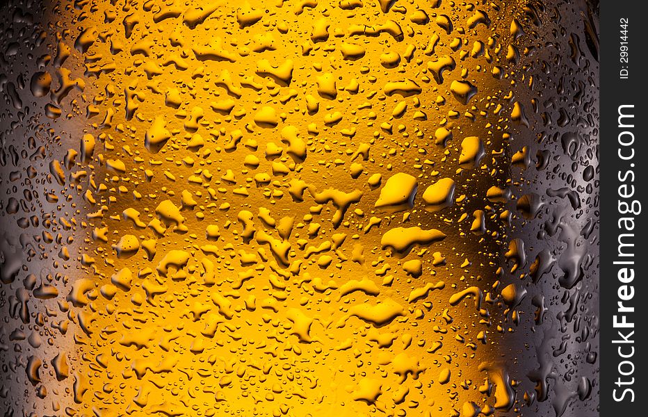 Ð¡lose shot of drops on a bottle beer.