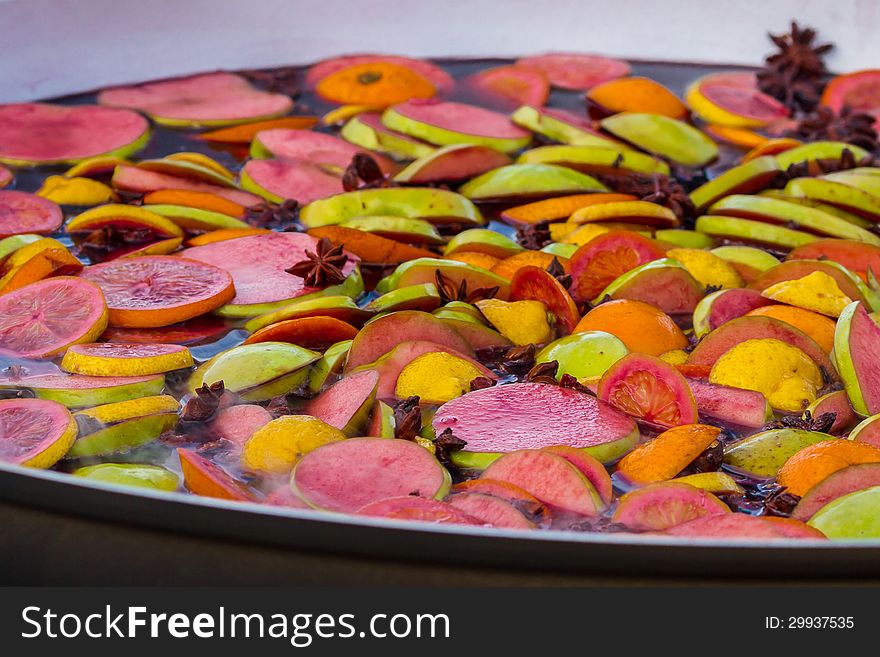 Cooking of mulled wine with fruits