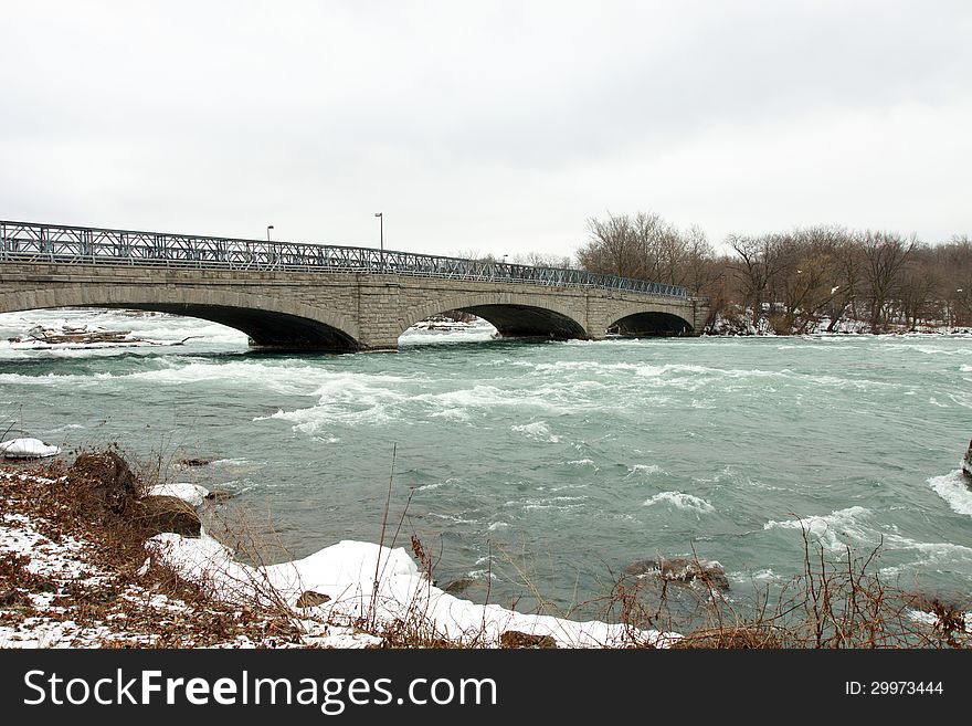 Bridge over the Niagara River, in winter