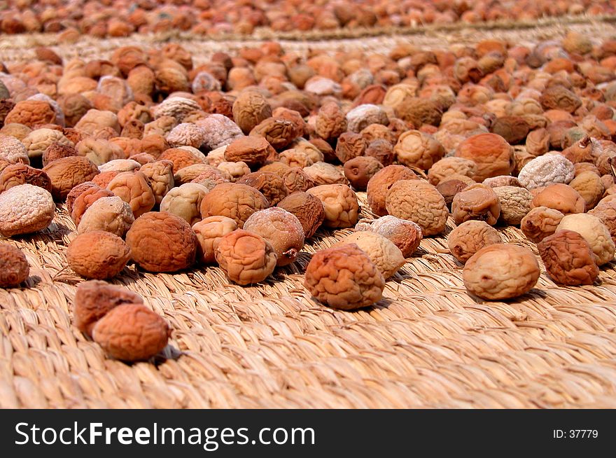 Some fruits drying on a tatami in a very hot summer day.I set the doff in this way to try to express the hit of that day...I'm waiting for your opinions. Some fruits drying on a tatami in a very hot summer day.I set the doff in this way to try to express the hit of that day...I'm waiting for your opinions.