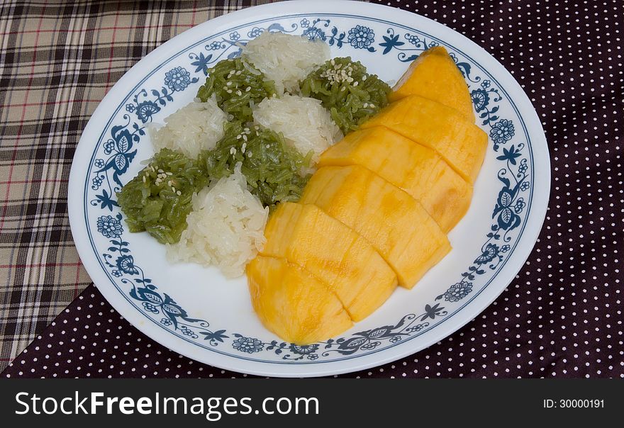 Glutinous rice with mangoes,Thai food