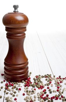 Pepper-mill With Peppercorns On White Background Stock Photography Pepper-mill With Peppercorns On White Background Stock Photography
