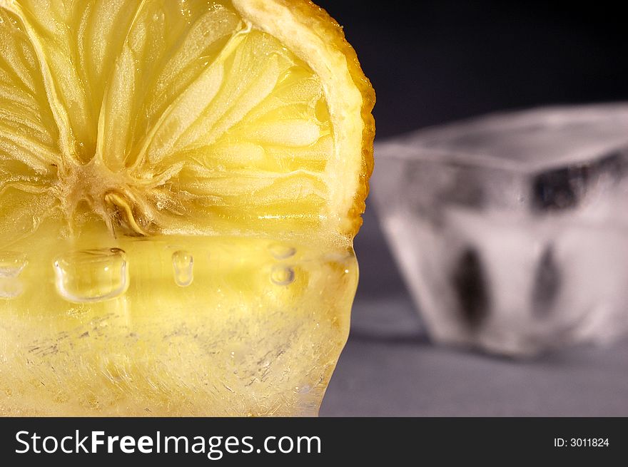 Photo of lemon in the ice