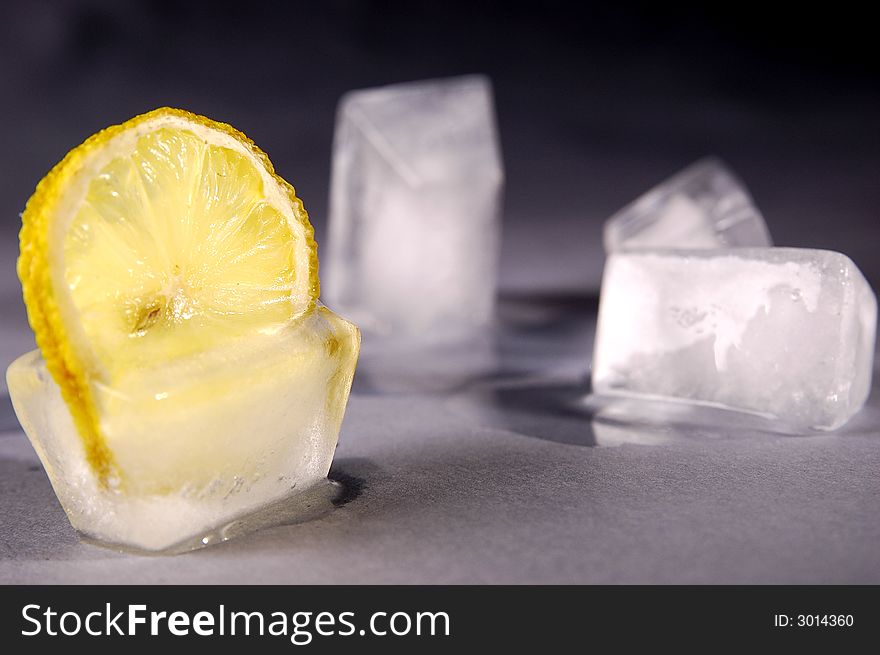 Photo of lemon in the ice