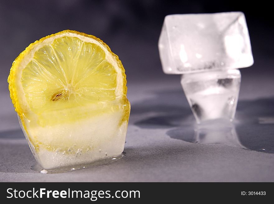 Photo of lemon in the ice