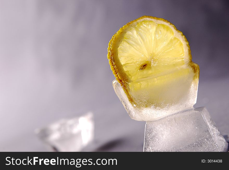 Photo of lemon in the ice