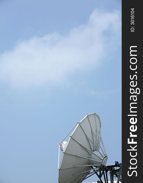 An antenna with the blue sky