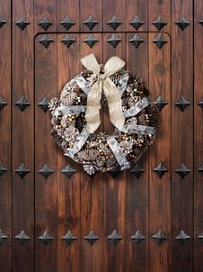 Christmas Wreath On Wooden Door Royalty Free Stock Image Christmas Wreath On Wooden Door Royalty Free Stock Image