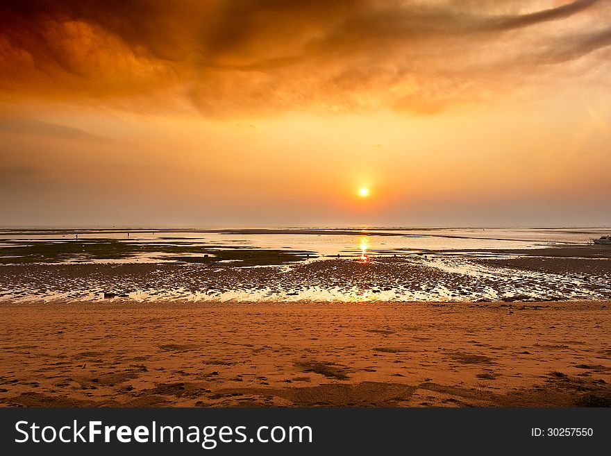 Indonesia bali benoa.According to the early dawn,the beach and the sky were very warm. Indonesia bali benoa.According to the early dawn,the beach and the sky were very warm.