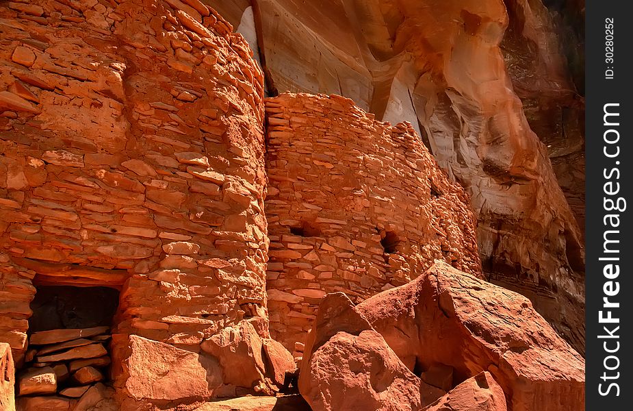 Sinagua Cliff Dwelling at the Palatki Heritage Site, Sedona, Arizona.The cliff dwelling was built by the Sinaqua Indians about 1150 and was mysteriously abandoned at about 1300