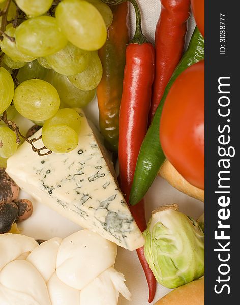 Foodstuff composition with vegetables, cheese and grape