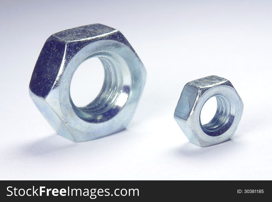 The photograph shows the metal cap placed on a white background. The photograph shows the metal cap placed on a white background.