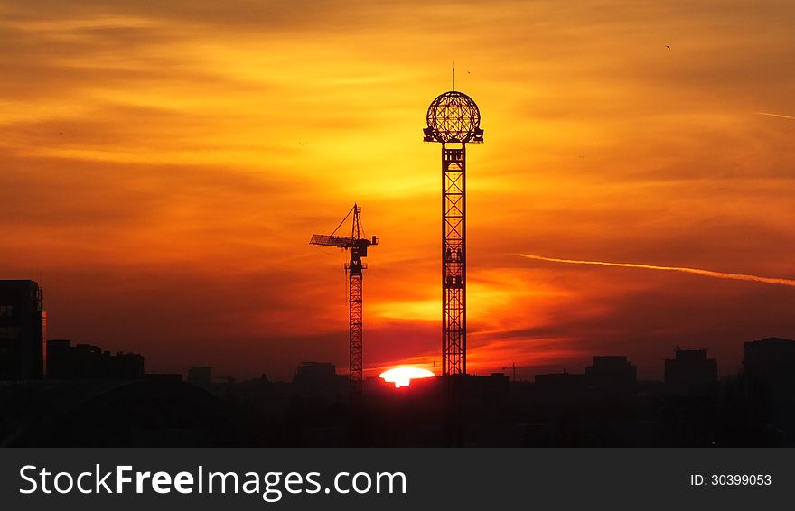 Sun rising between Tower Willis (Terra Park) and a crane. Sun rising between Tower Willis (Terra Park) and a crane.