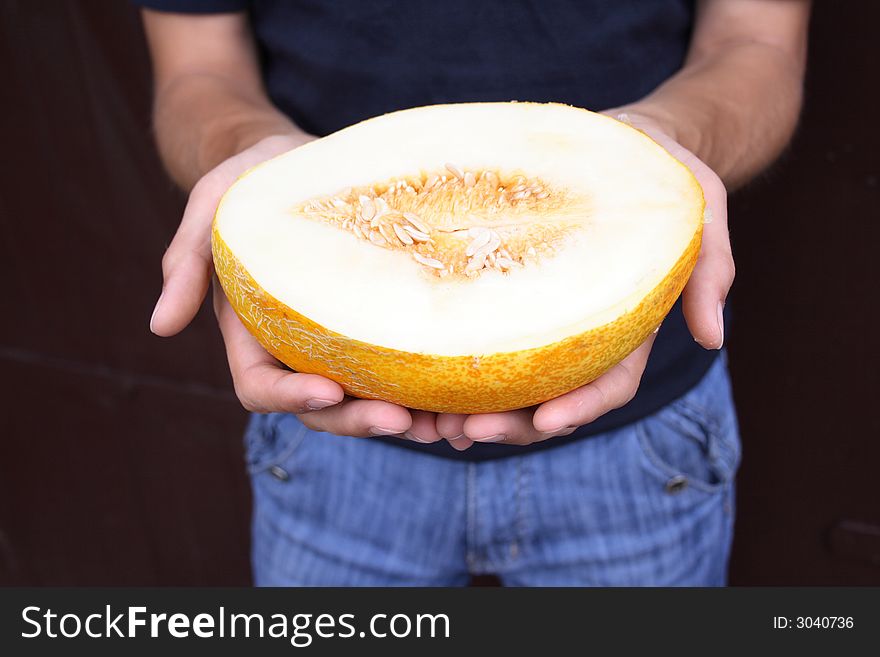 In a hand a melon