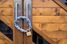 Iron Lock And Chain On Wood Door Stock Photography