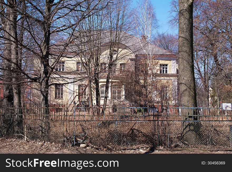 Ancient thrown mansion