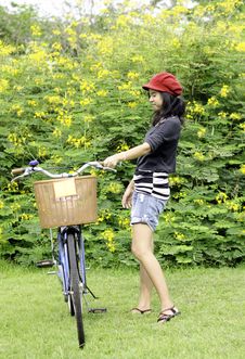 Young Woman With Retro Bicycle In A Park Royalty Free Stock Images Young Woman With Retro Bicycle In A Park Royalty Free Stock Images
