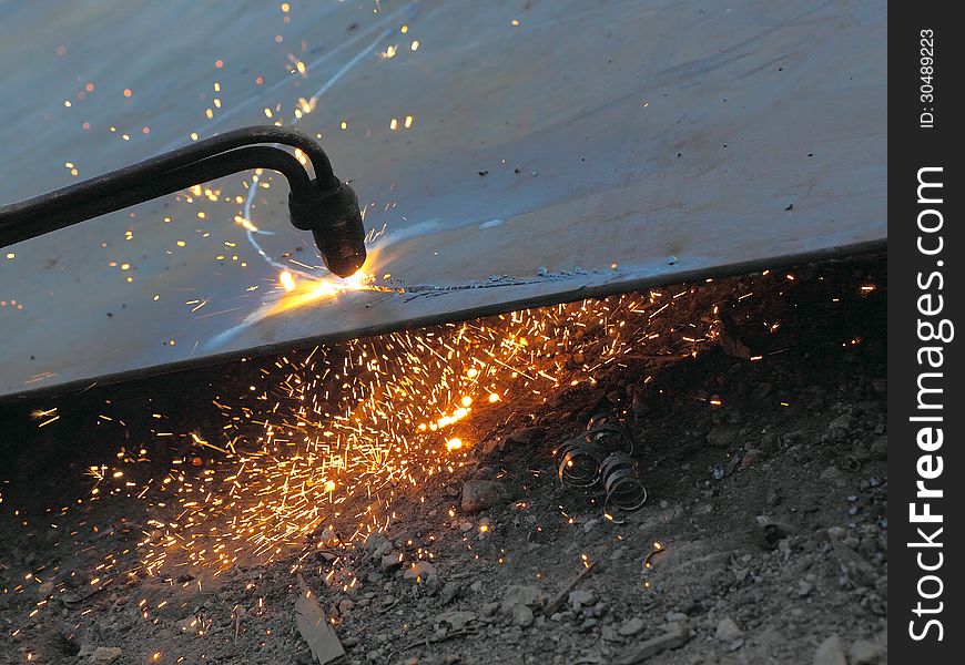 Machining the steel sheet oxyacetylene torch. Cutting round stock. Machining the steel sheet oxyacetylene torch. Cutting round stock.