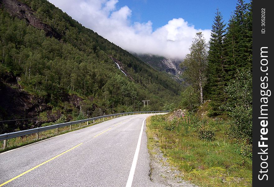 Norwegian road, green mountain