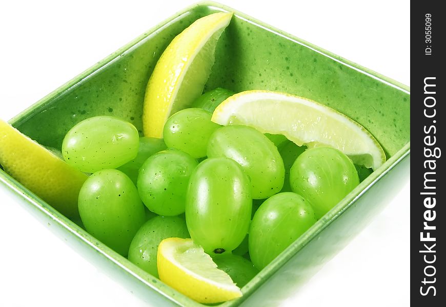 Grapes fruit in green bowl