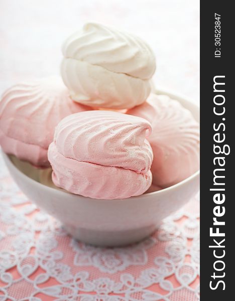 White and pink marshmallows in the bowl on the table