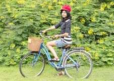 Pretty Young Woman With Bicycle In A Park Smiling Royalty Free Stock Photos
