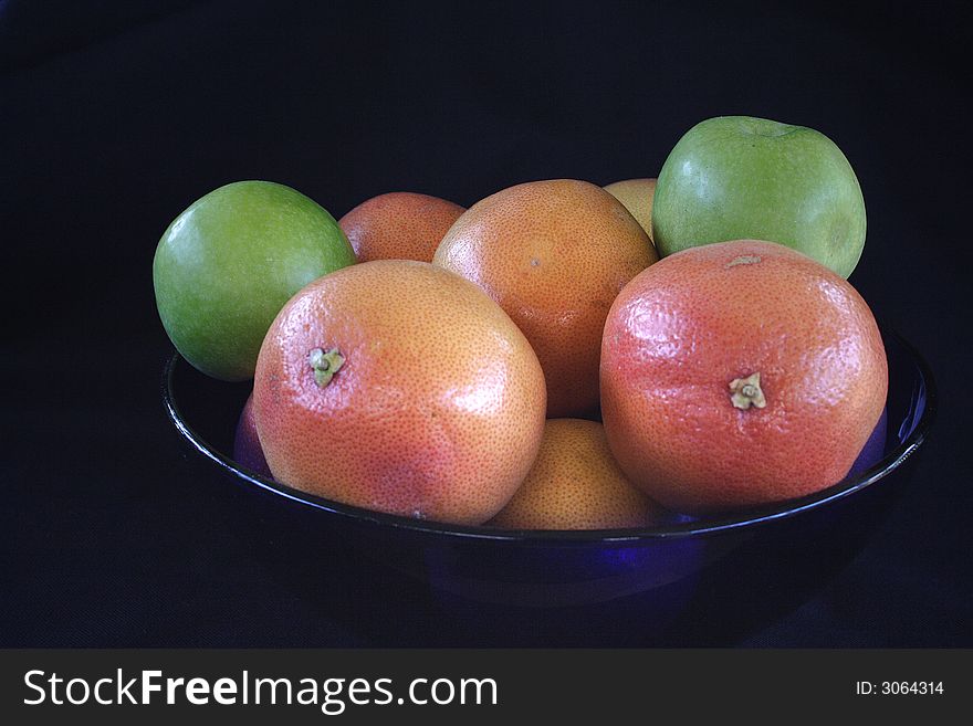 The oranges and apples together in the bowl provide a range of complementary colours -ranging from yellows to orange hues, to green.