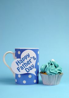 Happy Fathers Day Message On Blue Theme Polka Dot Coffee Mug With Cupcake - Vertical. Stock Photo Happy Fathers Day Message On Blue Theme Polka Dot Coffee Mug With Cupcake - Vertical. Stock Photo