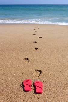 Sandles And Foot Steps In The Sand Royalty Free Stock Photography Sandles And Foot Steps In The Sand Royalty Free Stock Photography