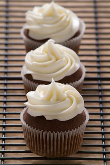 Three Chocolate Cupcakes With Vanilla Frosting In A Row Royalty Free Stock Image Three Chocolate Cupcakes With Vanilla Frosting In A Row Royalty Free Stock Image