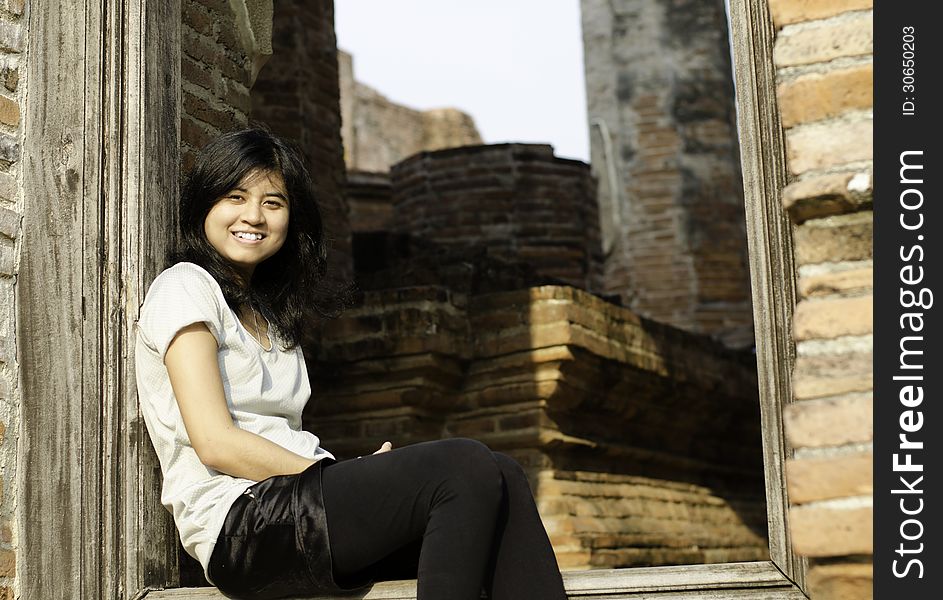 Beautiful Young Girl At Wat Maheyong Temple. Ayutthaya - Thailan