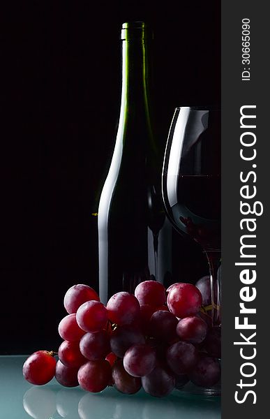 Grape and glass with red wine