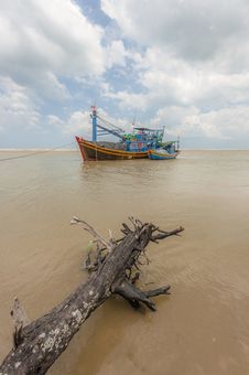 Fishing Boats And Wood Stick At The Shore-line Royalty Free Stock Image Fishing Boats And Wood Stick At The Shore-line Royalty Free Stock Image
